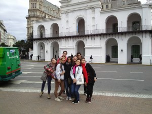 Visitamos el Teatro Colonial, donde vimos la obra de teatro "La Nona". Al finalizar recorrimos el Cabildo, La Casa Rosada y La Catedral de Buenos Aires.